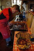 13 ...con erbe spontanee prepariamo piatti tipici per i 'viandanti'.